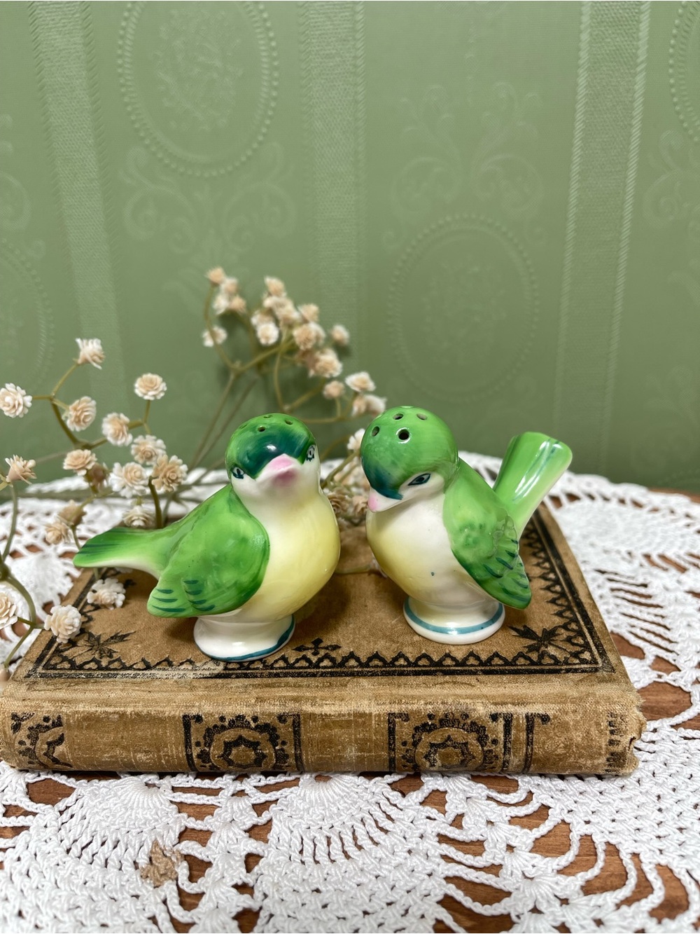 Green bird salt and pepper shakers.  No stoppers.